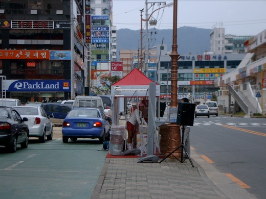 창원 상남동 J빌딩 앞 보도에서 L전자 제품을 홍보하고 있는 모습 